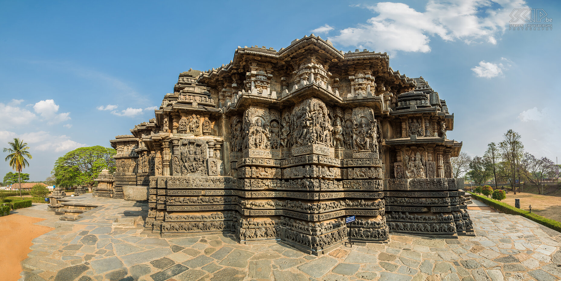 Halebidu Halebidu was the capital of the Hoysala kingdom in the 12th and 13th century. The temple in Halebidu one of best examples of the beautiful Hoysala architecture. The walls of the temple are covered with an endless variety of depictions from Hindu mythology, animals and dancing figures. There are also 2 massive sculptures of the Nandi bull. Stefan Cruysberghs